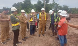 Wakil Bupati PALI, Iwan Tuaji bersama Tim melakukan peninjauan ke tambang milik PT> PEB Pali.